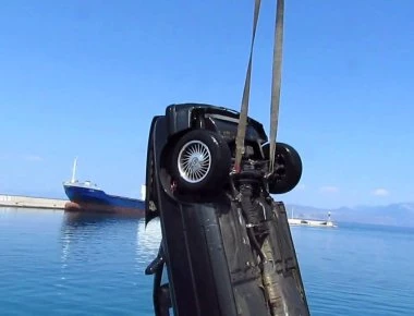 «Βουτιά» στο λιμάνι του Κιάτου από παρκαρισμένο αυτοκίνητο! (φώτο - βίντεο)